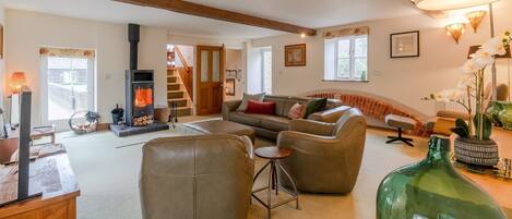 Televisie, een open haard, een dvd-speler en een kantoor