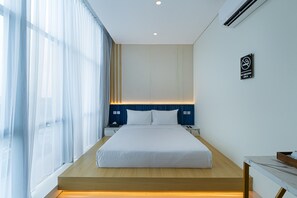 Escritorio, espacio para trabajar con laptop y wifi gratis 