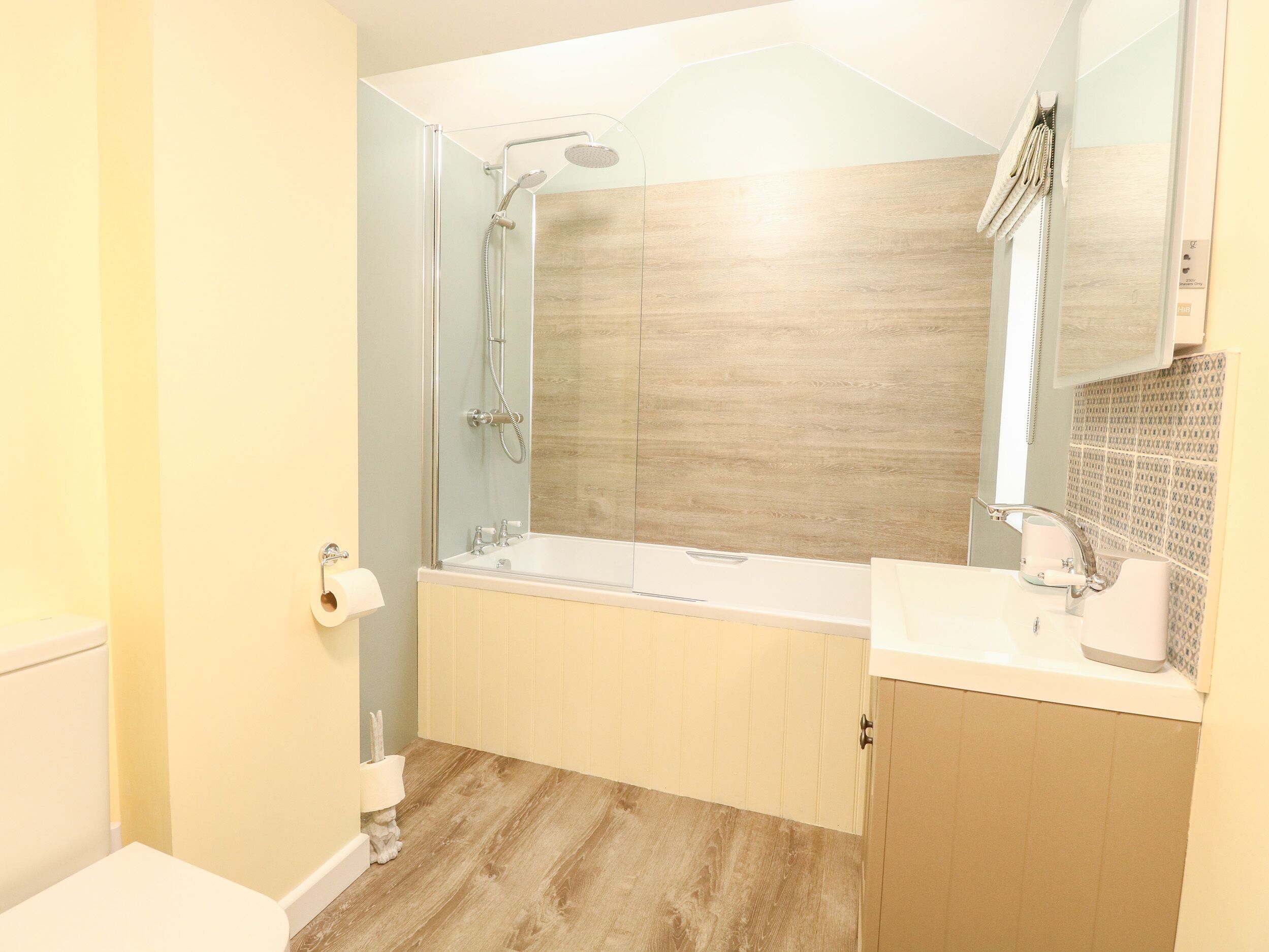 Ein Badezimmer mit Dusche, Badewanne und Toilette.