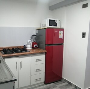 Kühlschrank, Mikrowelle, Herdplatte, Geschirrspüler