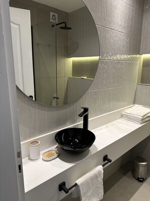 Haartrockner, Handtücher, Seife, Toilettenpapier