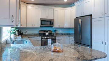 Coffee/tea maker, fridge, microwave, oven