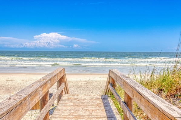 Beach nearby, sun-loungers, beach towels