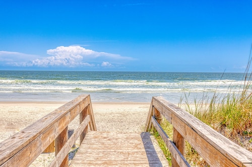 Jax Beach Paradise – Walk to Beach, Bikes Included, and Pet Friendly!