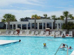 Una piscina cubierta, una piscina climatizada