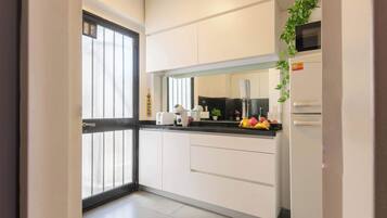 Microondas, cafetera y tetera, tostadora y utensilios de cocina