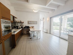 Kjøleskap, mikrobølgeovn, ovn og kokeplater