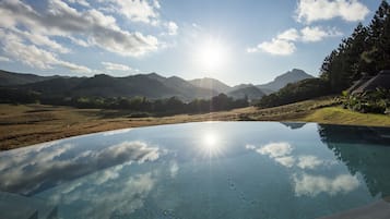 室外游泳池，日光浴躺椅