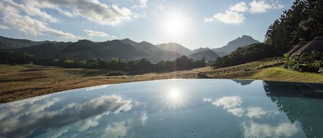 Kolam renang outdoor, dengan kursi berjemur