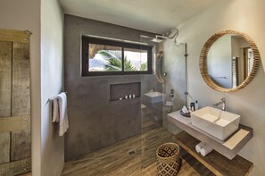 Shower, hair dryer, towels, soap - Ferney Nature Lodge (Vieux Grand Port)