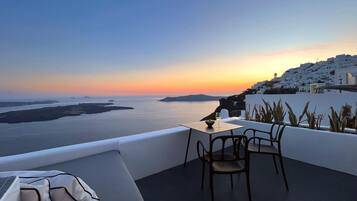 Zeal Dome with hot tub & Caldera View | Terrace/patio