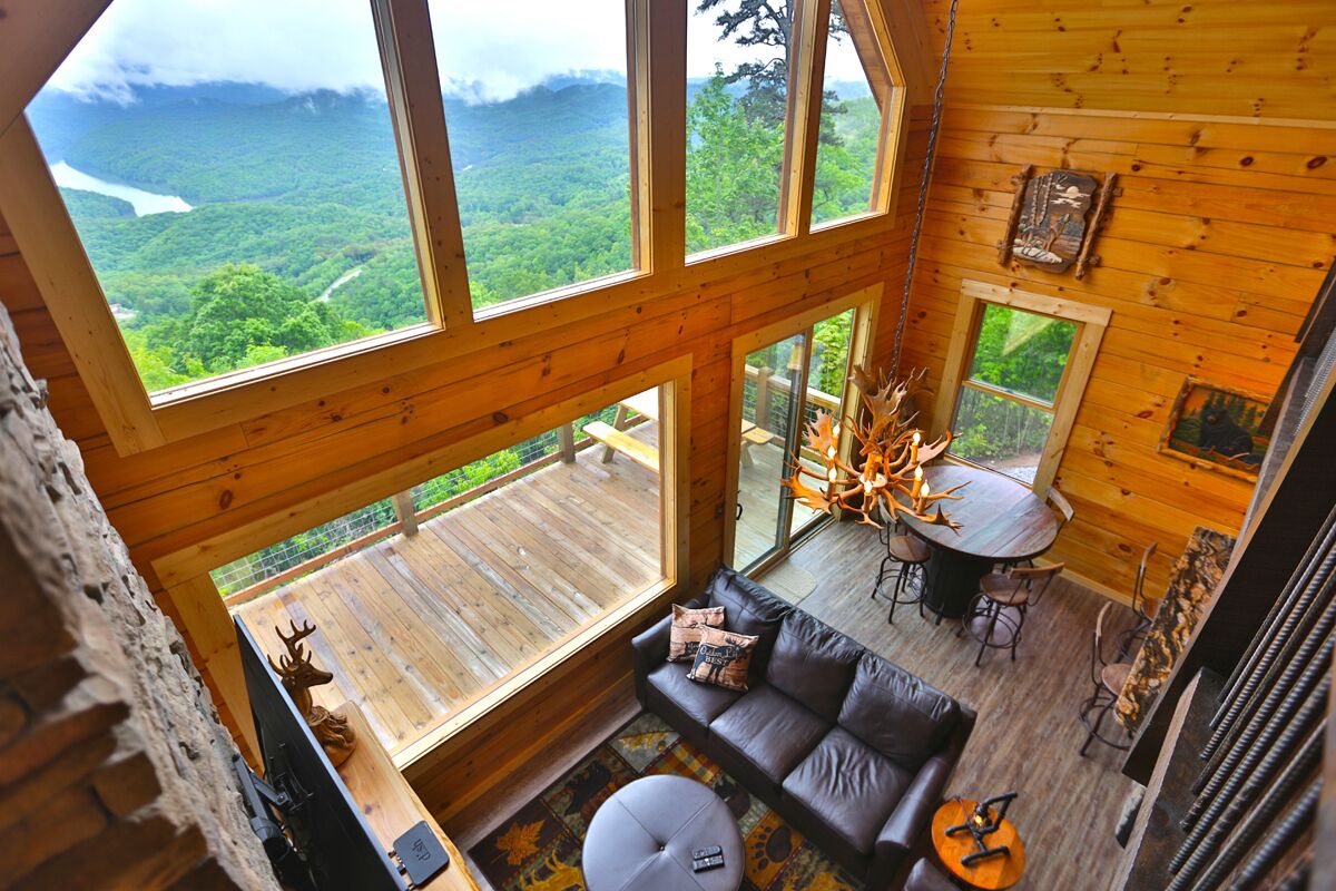 Televisie, een open haard en tafelvoetbal