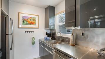 House, 2 Bedrooms | Private kitchen | Fridge, coffee/tea maker, toaster