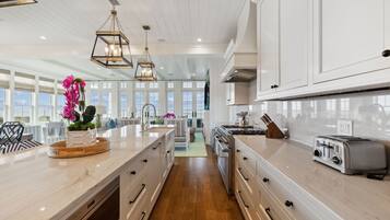 House, 4 Bedrooms | Private kitchen | Fridge, oven, coffee/tea maker, toaster