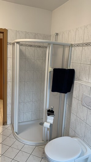 Suihku, hiustenkuivaaja, pyyhkeet, saippua