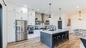 House, 3 Bedrooms | Private kitchen | Fridge, oven, coffee/tea maker, toaster