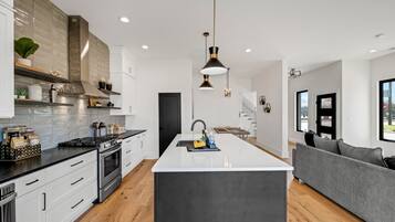 House, 3 Bedrooms | Private kitchen | Fridge, oven, coffee/tea maker, toaster