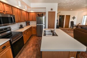 Condo, 4 Bedrooms | Private kitchen | Fridge, oven, coffee/tea maker, toaster