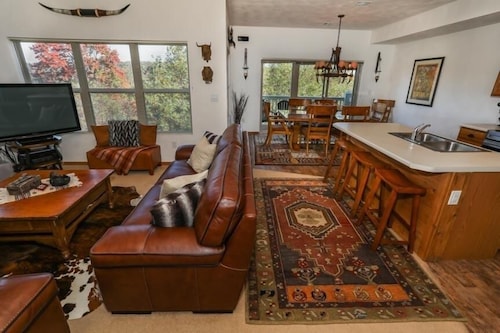 Seven Springs 4 BR Premium Condo, Mountain Views! by RedAwning