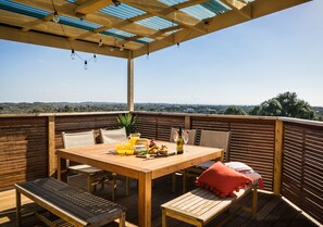 Outdoor dining - Perched at one of the highest points in Rye (Sleeps 11) (Rye)