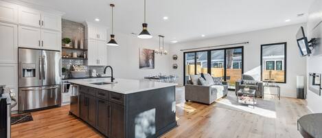 House, 3 Bedrooms | Private kitchen | Fridge, oven, coffee/tea maker