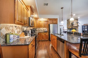 Condo, 4 Bedrooms | Private kitchen | Fridge, oven, coffee/tea maker, toaster