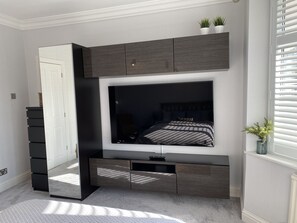 1 bedroom, desk, iron/ironing board, free WiFi - Ultra modern luxury apartment (Southall)