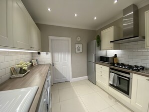Fridge, microwave, oven, stovetop - Ultra modern luxury apartment (Southall)