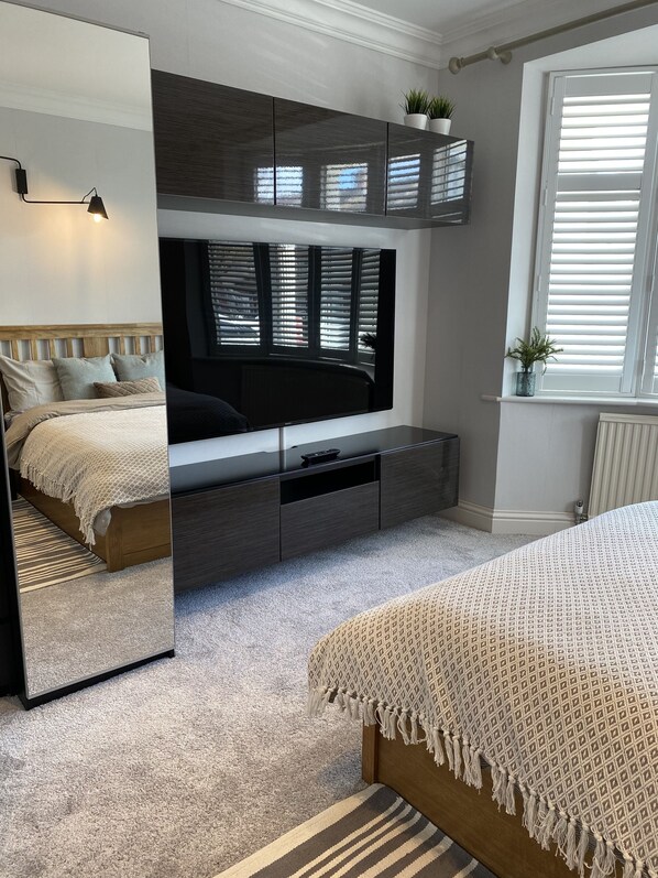 1 bedroom, desk, iron/ironing board, free WiFi - Ultra modern luxury apartment (Southall)