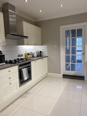 Fridge, microwave, oven, stovetop - Ultra modern luxury apartment (Southall)