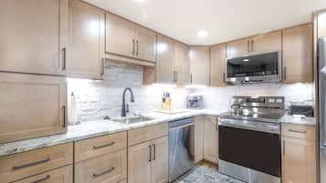Condo, 3 Bedrooms | Private kitchen | Fridge, oven, coffee/tea maker, toaster