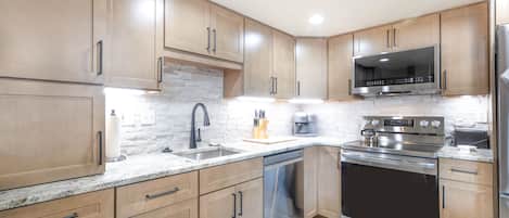 Apartamento, 3 habitaciones | Cocina privada | Frigorífico, horno, cafetera o tetera y tostadora