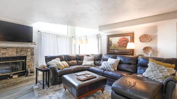 Condo, 3 Bedrooms | Living area