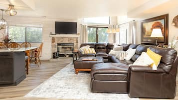 Condo, 3 Bedrooms | Living area