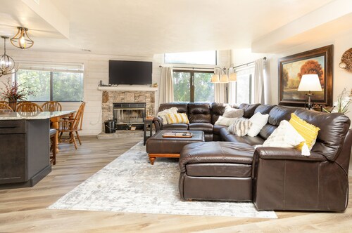 Seven Springs Meadowridge Pet Friendly 3 Bedroom Condo by RedAwning
