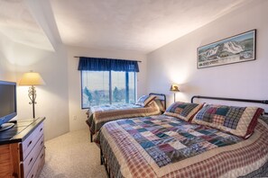 2 bedrooms, iron/ironing board, cots/infant beds, free WiFi - Seven Springs 2 BR Condo - Deck and Mountain Views by RedAwning (Champion)