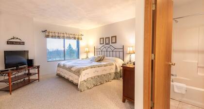 Seven Springs 2 BR Condo - Deck and Mountain Views by RedAwning - Save 10% on 3 Nights, 15% on 5 Nights!
