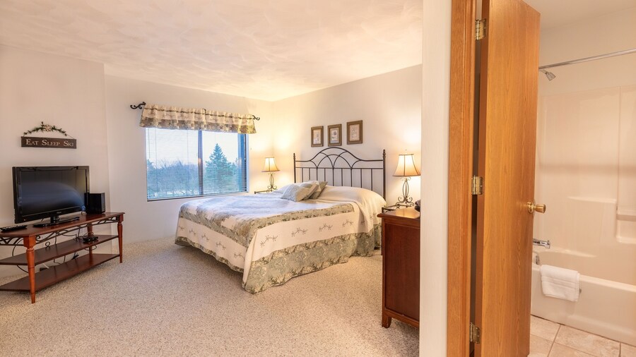 Seven Springs 2 BR Condo - Deck and Mountain Views by RedAwning