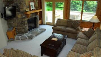 Condo, 2 Bedrooms | Living area