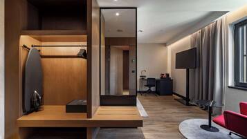 Family Room, Connecting Rooms | Minibar, in-room safe, individually decorated, desk