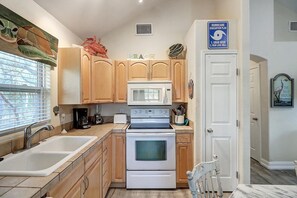 コテージ 2 ベッドルーム | 専用キッチン | 冷蔵庫、オーブン、コンロ、コーヒー / ティーメーカー