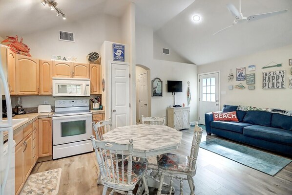 コテージ 2 ベッドルーム | 専用キッチン | 冷蔵庫、オーブン、コンロ、コーヒー / ティーメーカー