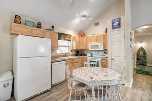 Ferienhaus, 2 Schlafzimmer | Eigene Küche | Kühlschrank, Ofen, Herdplatte, Wasserkocher mit Kaffee-/Teezubehör