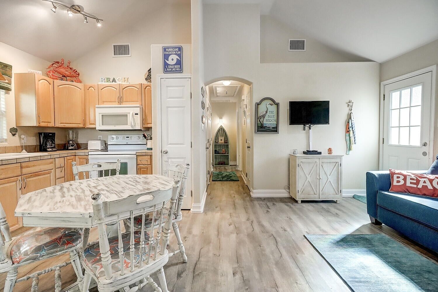 Cottage, 2 Bedrooms | Private kitchen | Fridge, oven, stovetop, coffee/tea maker