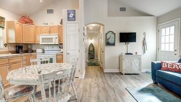 Cottage, 2 Bedrooms | Private kitchen | Fridge, oven, stovetop, coffee/tea maker