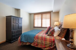 Condo, 3 Bedrooms | 3 bedrooms, iron/ironing board, free WiFi