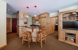 Condo, 3 Bedrooms | Private kitchen | Fridge, oven, coffee/tea maker, toaster