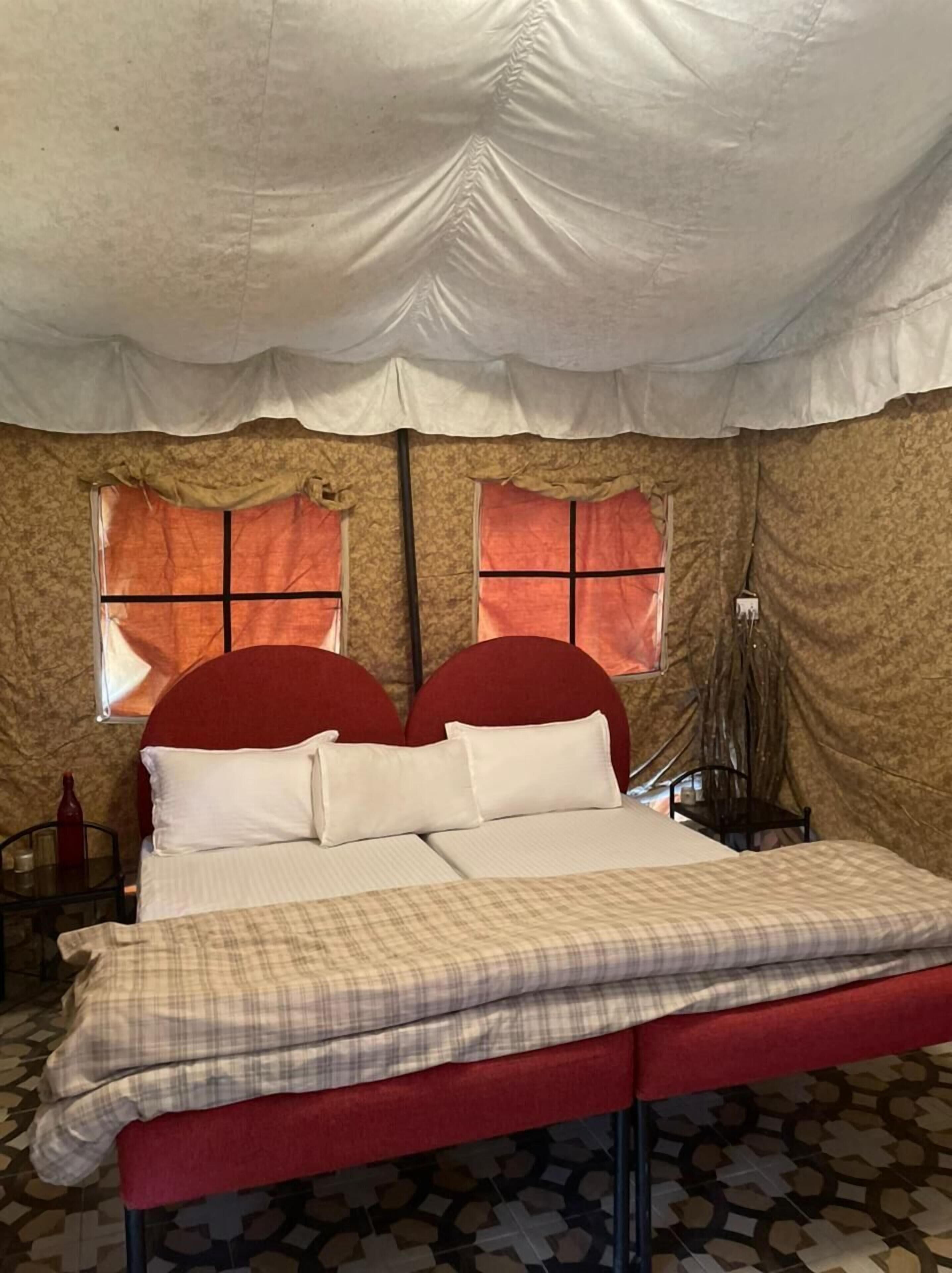 Luxe beddengoed, individueel gemeubileerd, een bureau