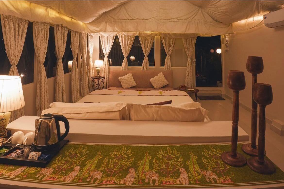 Premium Studio Suite | Premium bedding, desk, laptop workspace, soundproofing