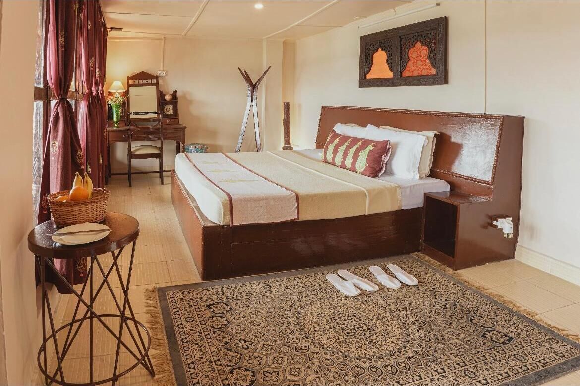 Chambre royale double | Literie de qualité, ameublement unique, bureau